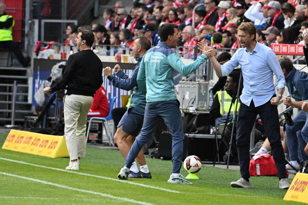 10.10.2026, xsltx, Fussball 1.Bundesliga, FSV Mainz 05 - Bayer 04 Leverkusen v.l. Torjubel nach dem Tor zum celebrating the goal celebrate 0:1 Trainer Coach Carles Martinez (Bayer 04 Leverkusen) Geschäftsführer Simon Rolfes (Bayer 04 Leverkusen) (DFL DFB REGULATIONS PROHIBIT ANY USE OF PHOTOGRAPHS as IMAGE SEQUENCES and or QUASI-VIDEO) Mainz