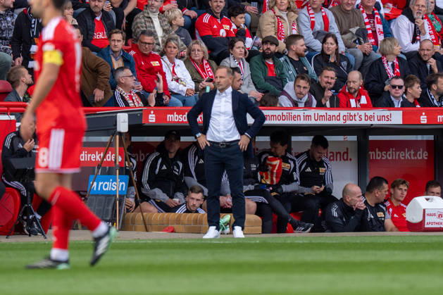 Deutschland: Fussball 1. Bundesliga, 5. Spieltag 2026 2027, 1.FC Union Berlin - SV Elversberg am 10.10.2026 in Berlin (Stadion An der Alten Försterei): Mauro Lustrinelli (1. FC Union Berlin, Trainer) an der Seitenlinie Copyright: xSvenxHeidmannx