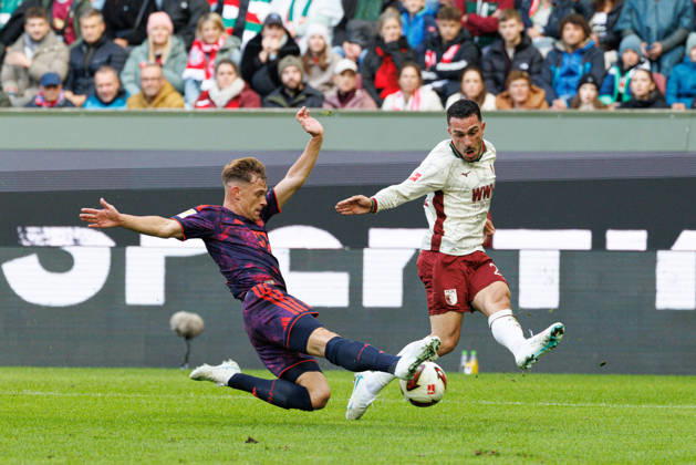 Arijon Ibrahimovic (21, FC Augsburg) und Joshua Kimmich (6, FC Bayern München) beim Spiel zwischen FC Augsburg v FC Bayern München, Fussball, Herren, Bundesliga, 2026 2027, 5.Spieltag am 10.10.2026 in Augsburg, WWK ARENA. DFL and DFB regulations prohibit any use of photographs as image sequences and or quasi-video. Bayern Deutschland