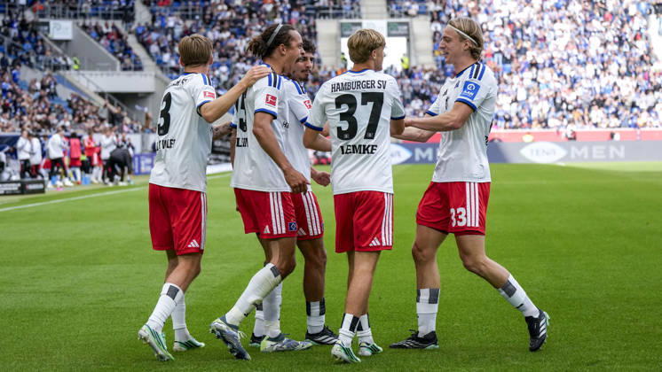 v.li.: David Möller Wolfe (HSV, 3), Torschütze Yussuf Poulsen (HSV, 15), Martin Adeline (HSV, 5), Louis Lemke (HSV, 37), Sebastiaan Bornauw (HSV, 33), Spieler vom Hamburger SV (HSV), jubeln über das Tor zum 0:1, Jubel, Torjubel, Torerfolg, celebrate the goal, goal, celebration, jubelt ueber das Tor, Freuen, Freude, freut sich, optimistisch, positiv, Spielszene, Highlight, Action, Aktion, 10.10.2026, Sinsheim (Deutschland), Fussball, Bundesliga, TSG 1899 Hoffenheim - Hamburger SV, DFB DFL REGULATIONS PROHIBIT ANY USE OF PHOTOGRAPHS AS IMAGE SEQUENCES AND OR QUASI-VIDEO.