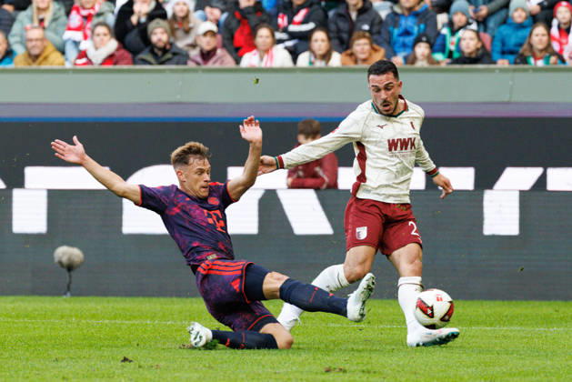 Arijon Ibrahimovic (21, FC Augsburg) und Joshua Kimmich (6, FC Bayern München) beim Spiel zwischen FC Augsburg v FC Bayern München, Fussball, Herren, Bundesliga, 2026 2027, 5.Spieltag am 10.10.2026 in Augsburg, WWK ARENA. DFL and DFB regulations prohibit any use of photographs as image sequences and or quasi-video. Bayern Deutschland
