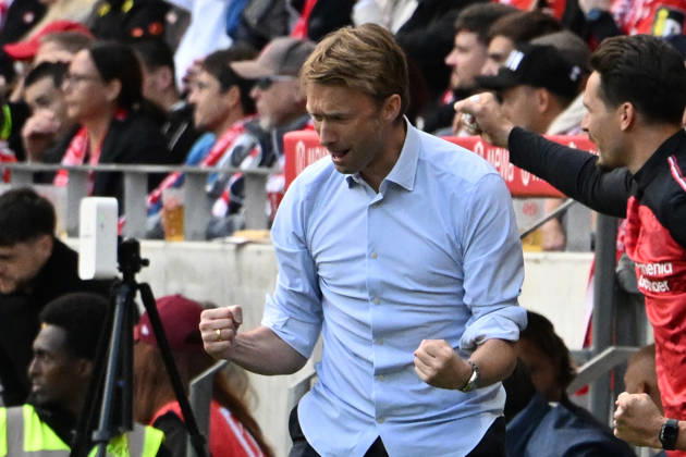 10.10.2026, xsltx, Fussball 1.Bundesliga, FSV Mainz 05 - Bayer 04 Leverkusen v.l. Torjubel nach dem Tor zum celebrating the goal celebrate 0:1 Geschäftsführer Simon Rolfes (Bayer 04 Leverkusen) (DFL DFB REGULATIONS PROHIBIT ANY USE OF PHOTOGRAPHS as IMAGE SEQUENCES and or QUASI-VIDEO) Mainz
