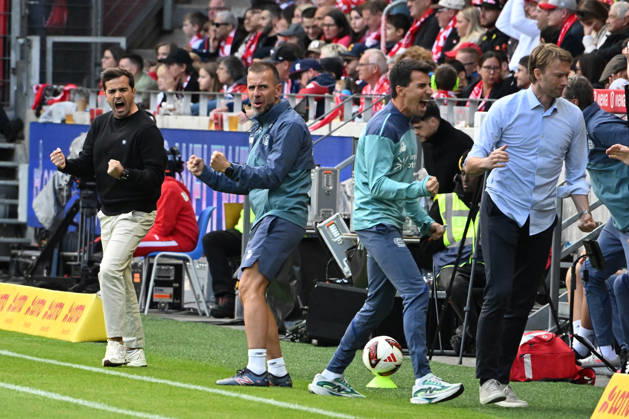 10.10.2026, xsltx, Fussball 1.Bundesliga, FSV Mainz 05 - Bayer 04 Leverkusen v.l. Torjubel nach dem Tor zum celebrating the goal celebrate 0:1 Trainer Coach Carles Martinez (Bayer 04 Leverkusen) Geschäftsführer Simon Rolfes (Bayer 04 Leverkusen) (DFL DFB REGULATIONS PROHIBIT ANY USE OF PHOTOGRAPHS as IMAGE SEQUENCES and or QUASI-VIDEO) Mainz