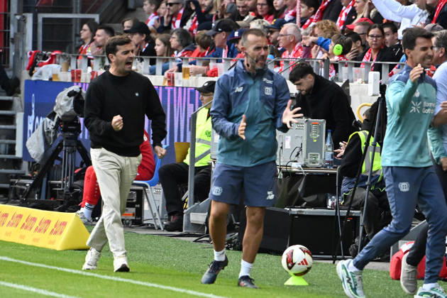 10.10.2026, xsltx, Fussball 1.Bundesliga, FSV Mainz 05 - Bayer 04 Leverkusen v.l. Torjubel nach dem Tor zum celebrating the goal celebrate 0:1 Trainer Coach Carles Martinez (Bayer 04 Leverkusen) (DFL DFB REGULATIONS PROHIBIT ANY USE OF PHOTOGRAPHS as IMAGE SEQUENCES and or QUASI-VIDEO) Mainz