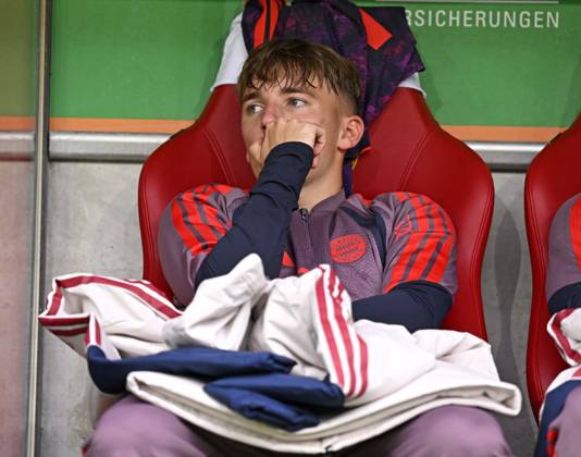 10.10.2026, Fussball Bundesliga 2026 2027, 5.Spieltag, FC Augsburg - FC Bayern München, in der WWK-Arena Augsburg, Lennart Karl (FC Bayern München) auf der Bank.