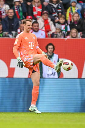 Torwart Manuel Neuer (FC Bayern Muenchen) in Aktion, am Ball, Einzelaktion waehrend des spiels der 1. Bundesliga zwischen FC Augsburg und FC Bayern Muenchen, WWK Arena am 10. October 2026 in Augsburg, Deutschland. (Foto von Harry Langer DeFodi Images) +++ Torwart Manuel Neuer (FC Bayern Muenchen) controls the Ball during the Bundesliga match between FC Augsburg and FC Bayern Muenchen at WWK Arena on October 10, 2026 in Augsburg, Germany. (Photo by Harry Langer DeFodi Images) DFB DFL REGULATIONS PROHIBIT ANY USE OF PHOTOGRAPHS AS IMAGE SEQUENCES AND OR QUASI-VIDEO. (Photo by Harry Langer DeFodi Images) DFB DFL REGULATIONS PROHIBIT ANY USE OF PHOTOGRAPHS AS IMAGE SEQUENCES AND OR QUASI-VIDEO. -