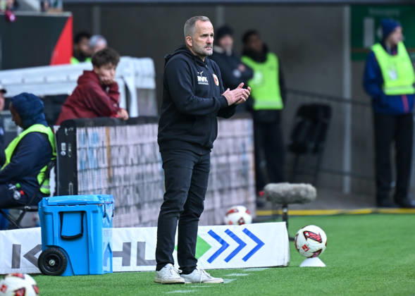 10.10.2026, xemx, Fussball 1.Bundesliga, FC Augsburg - Bayern München v.l. Cheftrainer Manuel Baum (FC Augsburg) (DFL DFB REGULATIONS PROHIBIT ANY USE OF PHOTOGRAPHS as IMAGE SEQUENCES and or QUASI-VIDEO) Augsburg