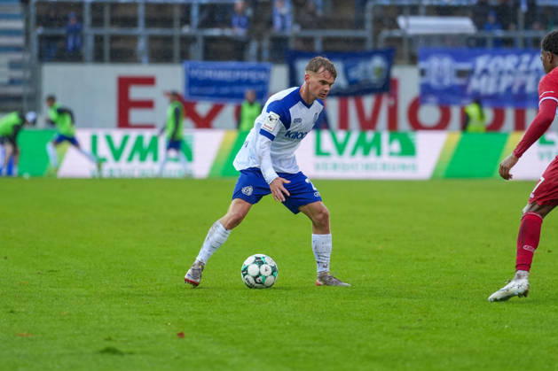 Deutschland: Fussball, 3. Liga, 8. Spieltag, Hänsch-Arena, Meppen, Emsland, Niedersachsen, SV Meppen vs. VfB Stuttgart U21, U 21 VfB Stuttgart II: Dominique Domröse (SV Meppen, 2) Copyright: xMichelxWittex