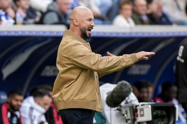 Christian Ilzer (Trainer, Cheftrainer, Hoffenheim), gibt Anweisungen, gestikuliert, mit den Armen gestikulieren, Einzelbild, Einzelfoto, Aktion, Action, 10.10.2026, Sinsheim (Deutschland), Fussball, Bundesliga, TSG 1899 Hoffenheim - Hamburger SV, DFB DFL REGULATIONS PROHIBIT ANY USE OF PHOTOGRAPHS AS IMAGE SEQUENCES AND OR QUASI-VIDEO.