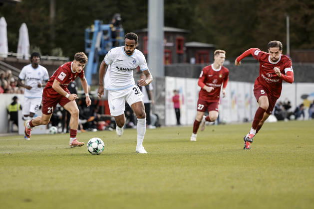 10.10.2026, xhettx, Fussball 3.Liga, SG Sonnenhof Grossaspach - SV Waldhof Mannheim v.l. Noah Sarenren Bazee (SV Waldhof Mannheim, 37) verfolgt von 2 Spieler