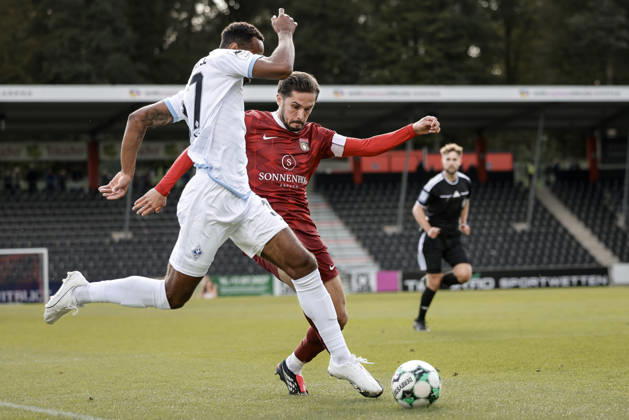10.10.2026, xhettx, Fussball 3.Liga, SG Sonnenhof Grossaspach - SV Waldhof Mannheim v.l. Noah Sarenren Bazee (SV Waldhof Mannheim, 37) schneller als Volkan Celiktas (SG Sonnenhof Großaspach, 5) am Ball