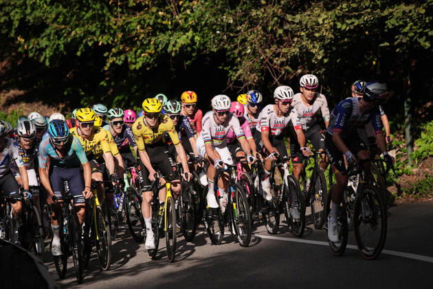 The pack riders on the Madonna del Ghisallo climb Italy s Giulio Pellizzari of Red Bull - Bora - Hansgrohe, Belgium s Remco Evenepoel of Red Bull - Bora - Hansgrohe and USA s Brandon McNulty of UAE Team Emirates XRG during the 120th edition of the Il Lombardia, Tour of Lombardy cycling race, a 239 km one day race from Bergamo to Como on October 10, 2026, Italy.  Copyright: xMarcoxAlpozzi LaPressex