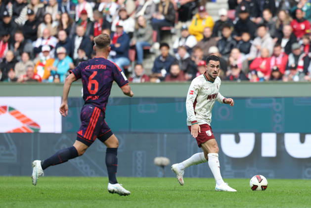 Arijon Ibrahimovic (FC Augsburg, 21) mit Joshua Kimmich (FC Bayern Muenchen, 06), GER, FC Augsburg vs. FC Bayern Muenchen, Fussball, Bundesliga, 5. Spieltag, Saison 2026 2027, 10.10.2026, DFL DFB REGULATIONS PROHIBIT ANY USE OF PHOTOGRAPHS as IMAGE SEQUENCES and or QUASI-VIDEO, GER, FC Augsburg vs. FC Bayern Muenchen, Fussball, Bundesliga, 5. Spieltag, Saison 2026 2027, 10.10.2026 Augsburg Copyright: xEibner-Pressefoto JennixMaulx EP_JML