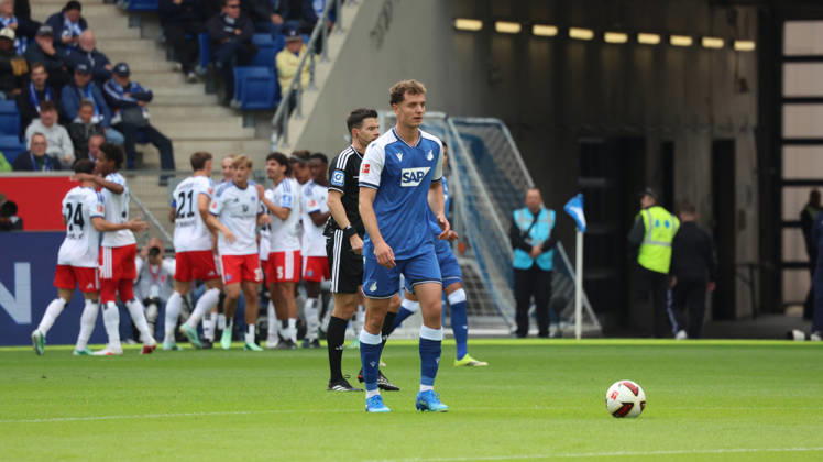 10.10.2026, xrekx, Fussball 1.Bundesliga, TSG 1899 Hoffenheim - Hamburger SV v.l. Torjubel nach dem Tor zum celebrating the goal celebrate 0:1 durch Yussuf Poulsen (Hamburger SV) Fisnik Asllani (TSG 1899 Hoffenheim) enttaeuscht, enttäuscht, schaut enttaeuscht, niedergeschlagen, disappointed (DFL DFB REGULATIONS PROHIBIT ANY USE OF PHOTOGRAPHS as IMAGE SEQUENCES and or QUASI-VIDEO) Sinsheim