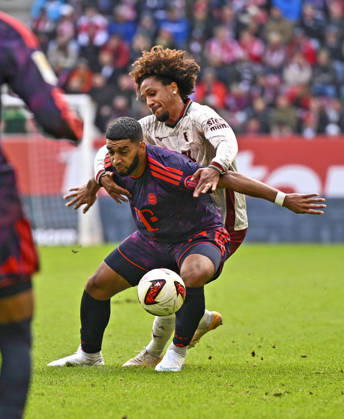 10.10.2026, Fussball Bundesliga 2026 2027, 5.Spieltag, FC Augsburg - FC Bayern München, in der WWK-Arena Augsburg, v.l. Han-Noah Massengo (FC Augsburg) gegen Ismael Saibari (FC Bayern München)