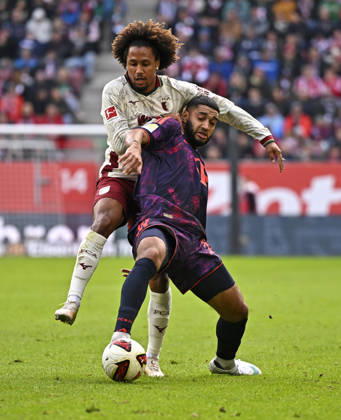 10.10.2026, Fussball Bundesliga 2026 2027, 5.Spieltag, FC Augsburg - FC Bayern München, in der WWK-Arena Augsburg, v.l. Han-Noah Massengo (FC Augsburg) gegen Ismael Saibari (FC Bayern München)