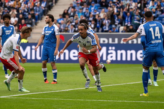 Der Torschütze Yussuf Poulsen (Hamburger SV) dreht jubelnd ab. xettx, Deutschland, Sinsheim, 10.10.2026, Fussball, Bundesliga: TSG 1899 Hoffenheim vs Hamburger SV, Saison 2026 2027, 5. Spieltag, SNP Arena DFL DFB REGULATIONS PROHIBIT ANY USE OF PHOTOGRAPHS AS IMAGE SEQUENCES AND OR QUASI-VIDEO.