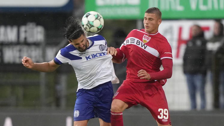 10.10.2026, Hänsch-Arena, Meppen, GER, 3. Liga, 9. Spieltag: SV Meppen vs VfB Stuttgart II, Kopfballduell zwischen Stefan Rankic (SV Meppen 33) und Enis Redzepi (VfB Stuttgart II 39) DFL REGULATIONS PROHIBIT ANY USE OF PHOTOGRAPHS AS IMAGE SEQUENCES AND OR QUASI-VIDEO. Meppen Niedersachsen Hänsch-Arena