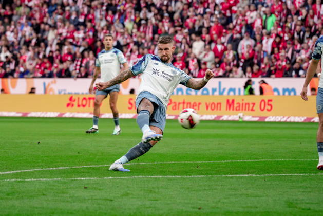 Deutschland: Fussball Saison 2026 2027 , 1. Bundesliga , 5. Spieltag , 1. FSV Mainz 05 vs. Bayer 04 Leverkusen - MEWA-Arena (Mainz) : Robert Andrich (Bayer 04 Leverkusen, 8) Tor zum 0:1, Schuss, Torschuss, am Ball, im Ballbesitz Mainz MEWA-Arena Deutschland Germany Copyright: xBennetxLongx