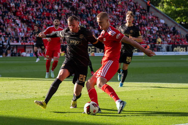 Deutschland: Fussball 1. Bundesliga, 5. Spieltag 2026 2027, 1.FC Union Berlin - SV Elversberg am 10.10.2026 in Berlin (Stadion An der Alten Försterei): Zweikampf Luca Sirch (SV Elversberg, 26) und Tom Rothe (1. FC Union Berlin, 15) Copyright: xSvenxHeidmannx