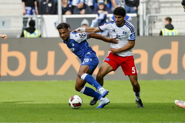 Bambase Conte (TSG Hoffenheim, 20) und Martin Adeline (Hamburger SV, 05) im Zweikampf , Deutschland, Fussball, 1. Bundesliga, 5.Spieltag, 2026 2027, TSG Hoffenheim vs. Hamburger SV, 10.10.2026, Sinsheim SNP Arena Deutschland Copyright: xGrantxHubbsx