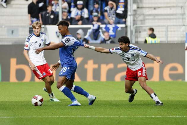 Bambase Conte (TSG Hoffenheim, 20) und Martin Adeline (Hamburger SV, 05) im Zweikampf , Deutschland, Fussball, 1. Bundesliga, 5.Spieltag, 2026 2027, TSG Hoffenheim vs. Hamburger SV, 10.10.2026, Sinsheim SNP Arena Deutschland Copyright: xGrantxHubbsx