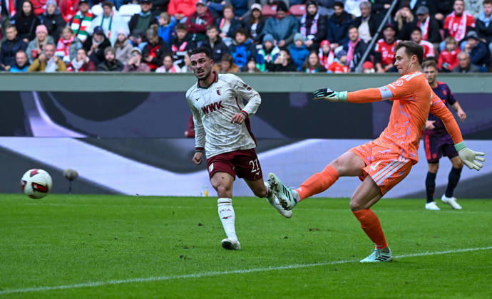 10.10.2026, xemx, Fussball 1.Bundesliga, FC Augsburg - Bayern München v.l. Arijon Ibrahimovic (FC Augsburg), Manuel Neuer (FC Bayern Muenchen) (DFL DFB REGULATIONS PROHIBIT ANY USE OF PHOTOGRAPHS as IMAGE SEQUENCES and or QUASI-VIDEO) Augsburg