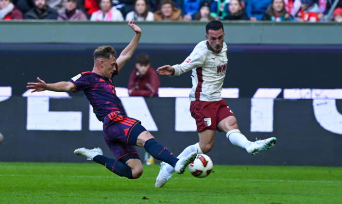 10.10.2026, xemx, Fussball 1.Bundesliga, FC Augsburg - Bayern München v.l. Joshua Kimmich (FC Bayern Muenchen), Arijon Ibrahimovic (FC Augsburg) Zweikampf, Aktion, action, battle for the ball (DFL DFB REGULATIONS PROHIBIT ANY USE OF PHOTOGRAPHS as IMAGE SEQUENCES and or QUASI-VIDEO) Augsburg