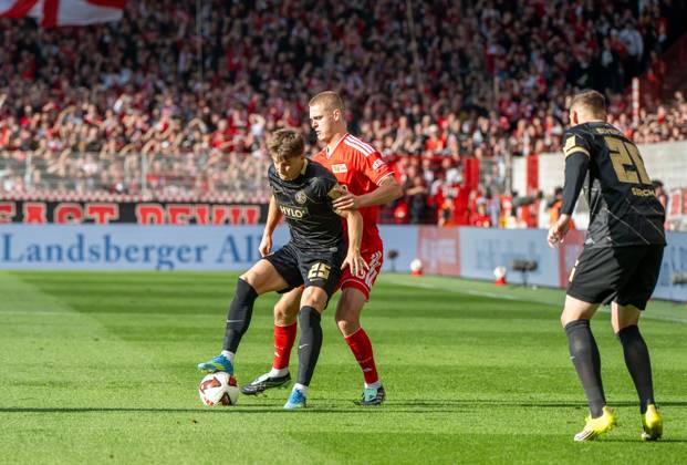 Fußball, Herren, Saison 2026 2027, 1. Bundesliga (5. Spieltag), 1. FC Union Berlin - SV 07 Elversberg, v. l. Lukas Petkov (SV Elversberg) , Tom Rothe (1. FC Union Berlin), Lasse Günther (SV Elversberg), 10.10.2026, Copyright: xMatthiasxKochx