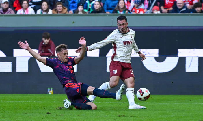10.10.2026, xemx, Fussball 1.Bundesliga, FC Augsburg - Bayern München v.l. Joshua Kimmich (FC Bayern Muenchen), Arijon Ibrahimovic (FC Augsburg) Zweikampf, Aktion, action, battle for the ball (DFL DFB REGULATIONS PROHIBIT ANY USE OF PHOTOGRAPHS as IMAGE SEQUENCES and or QUASI-VIDEO) Augsburg