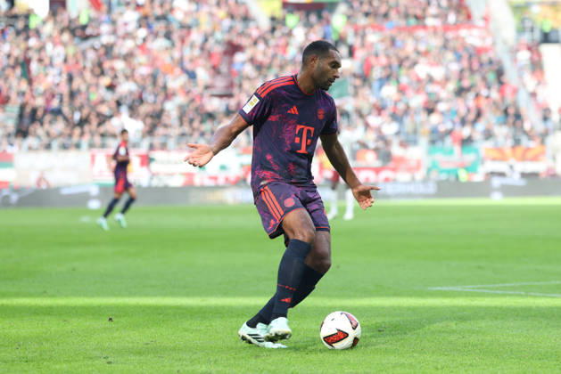 Jonathan Tah (FC Bayern Muenchen, 04) mit Ball, GER, FC Augsburg vs. FC Bayern Muenchen, Fussball, Bundesliga, 5. Spieltag, Saison 2026 2027, 10.10.2026, DFL DFB REGULATIONS PROHIBIT ANY USE OF PHOTOGRAPHS as IMAGE SEQUENCES and or QUASI-VIDEO, GER, FC Augsburg vs. FC Bayern Muenchen, Fussball, Bundesliga, 5. Spieltag, Saison 2026 2027, 10.10.2026 Augsburg Copyright: xEibner-Pressefoto JennixMaulx EP_JML
