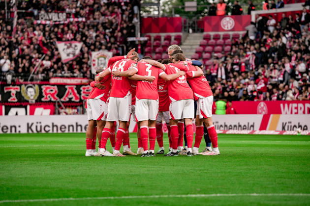 Deutschland: Fussball Saison 2026 2027 , 1. Bundesliga , 5. Spieltag , 1. FSV Mainz 05 vs. Bayer 04 Leverkusen - MEWA-Arena (Mainz) : Mainzer Mannschaftskreis vor dem Spiel Mainz MEWA-Arena Deutschland Germany Copyright: xBennetxLongx