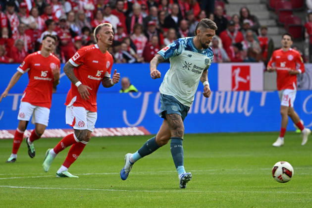 10.10.2026, xsltx, Fussball 1.Bundesliga, FSV Mainz 05 - Bayer 04 Leverkusen v.l. Philipp Tietz (FSV Mainz 05) Robert Andrich (Bayer 04 Leverkusen) (DFL DFB REGULATIONS PROHIBIT ANY USE OF PHOTOGRAPHS as IMAGE SEQUENCES and or QUASI-VIDEO) Mainz