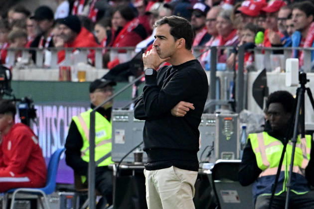 10.10.2026, xsltx, Fussball 1.Bundesliga, FSV Mainz 05 - Bayer 04 Leverkusen v.l. Trainer Coach Carles Martinez (Bayer 04 Leverkusen) (DFL DFB REGULATIONS PROHIBIT ANY USE OF PHOTOGRAPHS as IMAGE SEQUENCES and or QUASI-VIDEO) Mainz