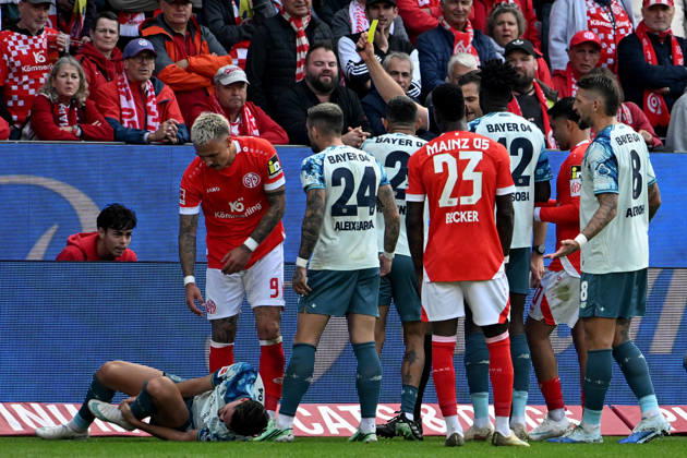 10.10.2026, xsltx, Fussball 1.Bundesliga, FSV Mainz 05 - Bayer 04 Leverkusen v.l. Schiedsrichter Referee Max Burda zeigt Philipp Tietz (FSV Mainz 05) nach dem Foul an Miguel Gutierrez (Bayer 04 Leverkusen) die gelbe Karte (DFL DFB REGULATIONS PROHIBIT ANY USE OF PHOTOGRAPHS as IMAGE SEQUENCES and or QUASI-VIDEO) Mainz