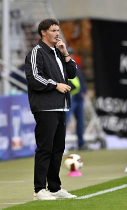 Trainer Coach Merlin Polzin Hamburger SV HSV am Spielfeldrand Gestik Geste nachdenklich TSG 1899 Hoffenheim vs Hamburger SV HSV 10.10.2026 DFL REGULATIONS PROHIBIT ANY USE OF PHOTOGRAPHS AS IMAGE SEQUENCES AND OR QUASI-VIDEO TSG 1899 Hoffenheim vs Hamburger SV HSV