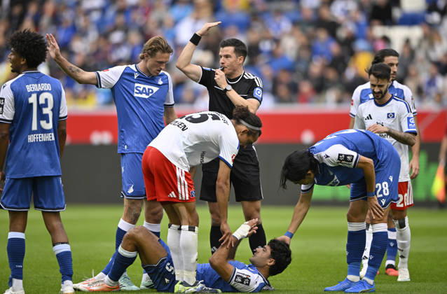 verletzt Verletzung Ozan Kabak TSG 1899 Hoffenheim (05) Schiedsrichter Referee Harm Osmers ruft Betreuer TSG 1899 Hoffenheim vs Hamburger SV HSV 10.10.2026 DFL REGULATIONS PROHIBIT ANY USE OF PHOTOGRAPHS AS IMAGE SEQUENCES AND OR QUASI-VIDEO TSG 1899 Hoffenheim vs Hamburger SV HSV