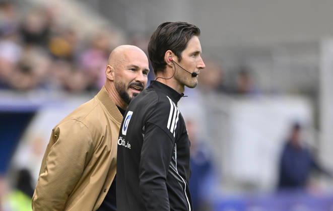 Trainer Coach Christian Ilzer TSG 1899 Hoffenheim sauer im Gespraech Diskussion mit Vierter Offizieller Schiedsrichter Referee Schiedsrichter Referee Dr. Matthias Joellenbeck nach Verletzung Ozan Kabak TSG 1899 Hoffenheim (05) Schiedsrichter Referee Harm Osmers schickt Betreuer wegen Kopfverletzung vom Fels TSG 1899 Hoffenheim vs Hamburger SV HSV 10.10.2026 DFL REGULATIONS PROHIBIT ANY USE OF PHOTOGRAPHS AS IMAGE SEQUENCES AND OR QUASI-VIDEO TSG 1899 Hoffenheim vs Hamburger SV HSV
