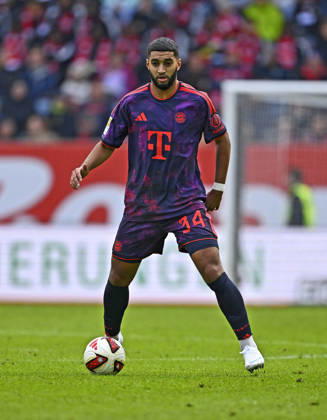 10.10.2026, Fussball Bundesliga 2026 2027, 5.Spieltag, FC Augsburg - FC Bayern München, in der WWK-Arena Augsburg, Ismael Saibari (FC Bayern München) am Ball.