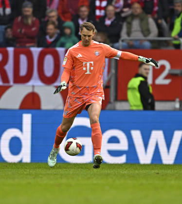 10.10.2026, Fussball Bundesliga 2026 2027, 5.Spieltag, FC Augsburg - FC Bayern München, in der WWK-Arena Augsburg, Torwart Manuel Neuer (FC Bayern München) Schusshaltung