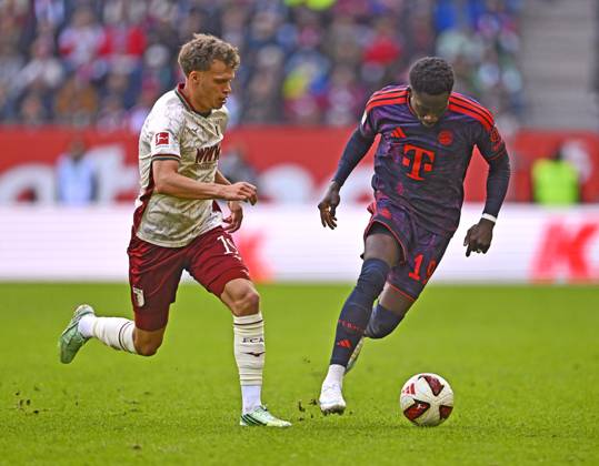 10.10.2026, Fussball Bundesliga 2026 2027, 5.Spieltag, FC Augsburg - FC Bayern München, in der WWK-Arena Augsburg, v.l. Robin Fellhauer (Augsburg) gegen Alphonso Davies (FC Bayern München)