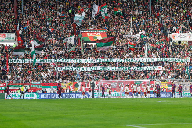Fans von Team (FC Augsburg) Banner Solarität mit den Ultras vom AEV beim Spiel zwischen FC Augsburg v FC Bayern München, Fussball, Herren, Bundesliga, 2026 2027, 5.Spieltag am 10.10.2026 in Augsburg, WWK ARENA. DFL and DFB regulations prohibit any use of photographs as image sequences and or quasi-video. Bayern Deutschland