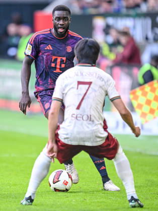 Dayot Upamecano (FC Bayern Muenchen) und Youngwoo Seol (FC Augsburg) im Zweikampf waehrend des spiels der 1. Bundesliga zwischen FC Augsburg und FC Bayern Muenchen, WWK Arena am 10. October 2026 in Augsburg, Deutschland. (Foto von Harry Langer DeFodi Images) +++ Dayot Upamecano (FC Bayern Muenchen) und Youngwoo Seol (FC Augsburg) battle for the ball during the Bundesliga match between FC Augsburg and FC Bayern Muenchen at WWK Arena on October 10, 2026 in Augsburg, Germany. (Photo by Harry Langer DeFodi Images) DFB DFL REGULATIONS PROHIBIT ANY USE OF PHOTOGRAPHS AS IMAGE SEQUENCES AND OR QUASI-VIDEO. (Photo by Harry Langer DeFodi Images) DFB DFL REGULATIONS PROHIBIT ANY USE OF PHOTOGRAPHS AS IMAGE SEQUENCES AND OR QUASI-VIDEO. -