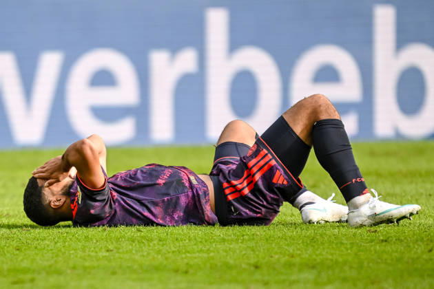 Ismael Saibari (FC Bayern Muenchen) verletzt am Boden waehrend des spiels der 1. Bundesliga zwischen FC Augsburg und FC Bayern Muenchen, WWK Arena am 10. October 2026 in Augsburg, Deutschland. (Foto von Harry Langer DeFodi Images) +++ Ismael Saibari (FC Bayern Muenchen) injured on the ground during the Bundesliga match between FC Augsburg and FC Bayern Muenchen at WWK Arena on October 10, 2026 in Augsburg, Germany. (Photo by Harry Langer DeFodi Images) DFB DFL REGULATIONS PROHIBIT ANY USE OF PHOTOGRAPHS AS IMAGE SEQUENCES AND OR QUASI-VIDEO. (Photo by Harry Langer DeFodi Images) DFB DFL REGULATIONS PROHIBIT ANY USE OF PHOTOGRAPHS AS IMAGE SEQUENCES AND OR QUASI-VIDEO. -