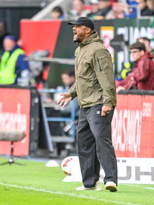Trainer Vincent Kompany (FC Bayern Muenchen) gestikuliert, gestik waehrend des spiels der 1. Bundesliga zwischen FC Augsburg und FC Bayern Muenchen, WWK Arena am 10. October 2026 in Augsburg, Deutschland. (Foto von Harry Langer DeFodi Images) +++ Trainer Vincent Kompany (FC Bayern Muenchen) gestures during the Bundesliga match between FC Augsburg and FC Bayern Muenchen at WWK Arena on October 10, 2026 in Augsburg, Germany. (Photo by Harry Langer DeFodi Images) DFB DFL REGULATIONS PROHIBIT ANY USE OF PHOTOGRAPHS AS IMAGE SEQUENCES AND OR QUASI-VIDEO. (Photo by Harry Langer DeFodi Images) DFB DFL REGULATIONS PROHIBIT ANY USE OF PHOTOGRAPHS AS IMAGE SEQUENCES AND OR QUASI-VIDEO. -
