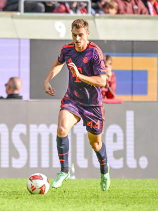 Josip Stanisic (FC Bayern Muenchen) in Aktion, am Ball, Einzelaktion waehrend des spiels der 1. Bundesliga zwischen FC Augsburg und FC Bayern Muenchen, WWK Arena am 10. October 2026 in Augsburg, Deutschland. (Foto von Harry Langer DeFodi Images) +++ Josip Stanisic (FC Bayern Muenchen) controls the Ball during the Bundesliga match between FC Augsburg and FC Bayern Muenchen at WWK Arena on October 10, 2026 in Augsburg, Germany. (Photo by Harry Langer DeFodi Images) DFB DFL REGULATIONS PROHIBIT ANY USE OF PHOTOGRAPHS AS IMAGE SEQUENCES AND OR QUASI-VIDEO. (Photo by Harry Langer DeFodi Images) DFB DFL REGULATIONS PROHIBIT ANY USE OF PHOTOGRAPHS AS IMAGE SEQUENCES AND OR QUASI-VIDEO. -