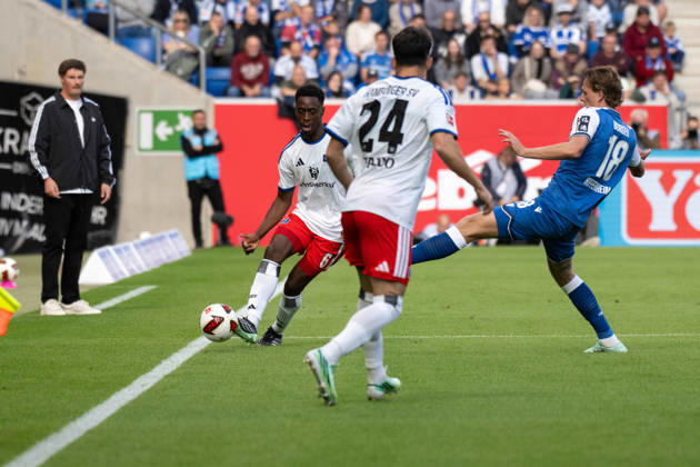 Albert Sambi Lokonga (Hamburger SV), Wouter Burger (TSG 1899 Hoffenheim) und Nicolas Capaldo (Hamburger SV). xettx, Deutschland, Sinsheim, 10.10.2026, Fussball, Bundesliga: TSG 1899 Hoffenheim vs Hamburger SV, Saison 2026 2027, 5. Spieltag, SNP Arena DFL DFB REGULATIONS PROHIBIT ANY USE OF PHOTOGRAPHS AS IMAGE SEQUENCES AND OR QUASI-VIDEO.