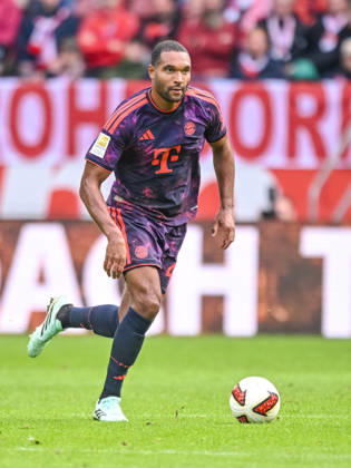 Jonathan Tah (FC Bayern Muenchen) in Aktion, am Ball, Einzelaktion waehrend des spiels der 1. Bundesliga zwischen FC Augsburg und FC Bayern Muenchen, WWK Arena am 10. October 2026 in Augsburg, Deutschland. (Foto von Harry Langer DeFodi Images) +++ Jonathan Tah (FC Bayern Muenchen) controls the Ball during the Bundesliga match between FC Augsburg and FC Bayern Muenchen at WWK Arena on October 10, 2026 in Augsburg, Germany. (Photo by Harry Langer DeFodi Images) DFB DFL REGULATIONS PROHIBIT ANY USE OF PHOTOGRAPHS AS IMAGE SEQUENCES AND OR QUASI-VIDEO. (Photo by Harry Langer DeFodi Images) DFB DFL REGULATIONS PROHIBIT ANY USE OF PHOTOGRAPHS AS IMAGE SEQUENCES AND OR QUASI-VIDEO. -