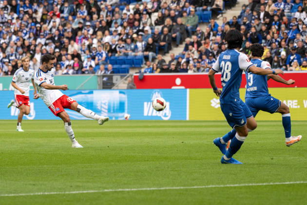 Fabio Vieira (Hamburger SV), Koki Machida (TSG 1899 Hoffenheim). xettx, Deutschland, Sinsheim, 10.10.2026, Fussball, Bundesliga: TSG 1899 Hoffenheim vs Hamburger SV, Saison 2026 2027, 5. Spieltag, SNP Arena DFL DFB REGULATIONS PROHIBIT ANY USE OF PHOTOGRAPHS AS IMAGE SEQUENCES AND OR QUASI-VIDEO.