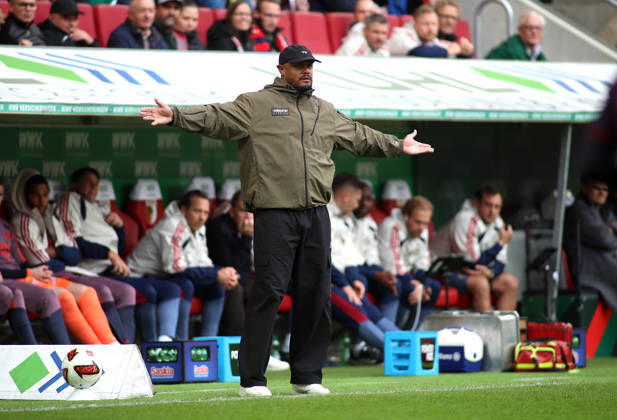 Fussball, Herren, Saison 2026 2027, FC Augsburg - FC Bayern München, Bundesliga, WWK Arena Vincent Kompany, Trainer (FC Bayern München) streckt beide Arme von sich DFL DFB regulations prohibit any use of photographs as image sequences and or quasi-video